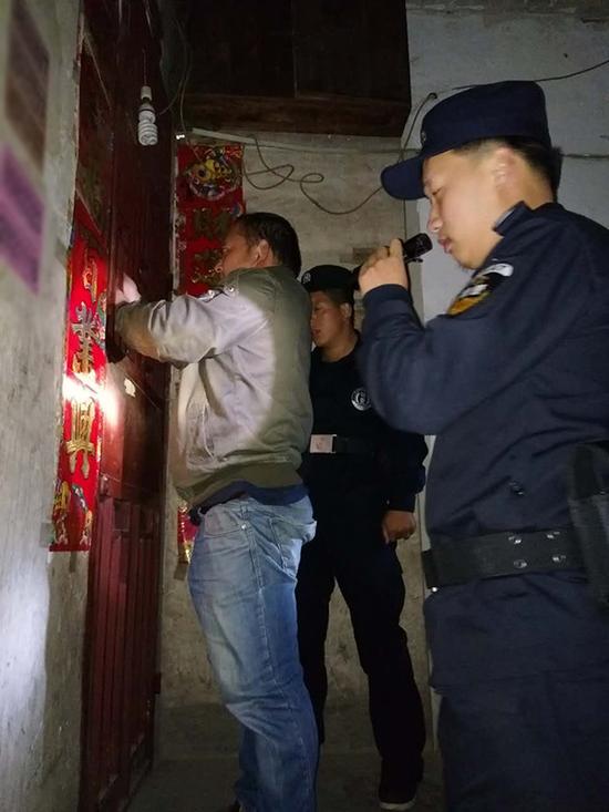 柳地区粗心妈妈误将幼女锁家中 民警全城寻开锁师傅开门